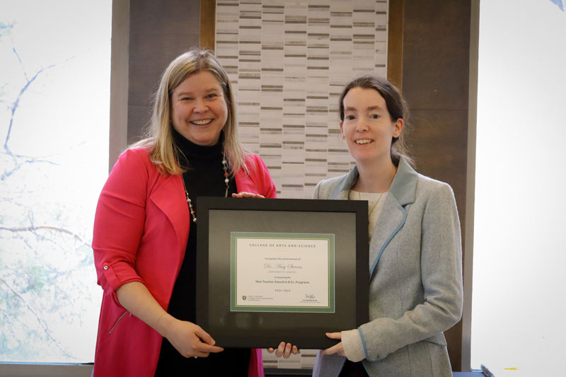 Jennifer Lang presents college teaching award 